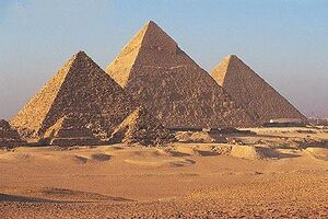 Egipetskie piramidy v Gize.jpg