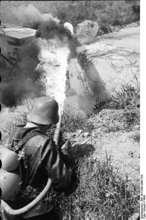 399px-Bundesarchiv Bild 101I-299-1808-15A, Nordfrankreich, Soldat mit Flammenwerfer.jpg