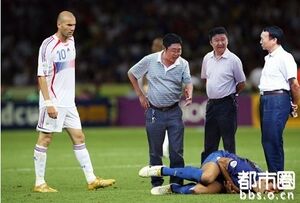 Huili-floating-chinese-government-officials-photoshops-18-football.jpg