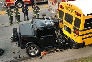 Hummer-protiv-shkolnogo-avtobusa.jpg