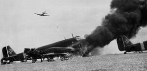 Sovetskij shturmovik Il-2 atakuet nemetskij aerodrom transportnoj aviatsii.jpg