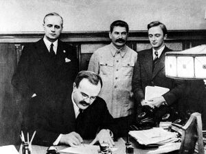 Molotov-podpisivaet-pakt.jpg