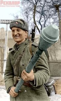 Советский солдат не слушал фельдфебеля и забил 10 немцев фаустпатроном в рукопашной