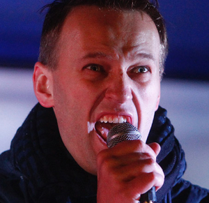 Navalny u mikrofona.png