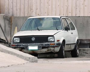 White VW Golf II.jpg