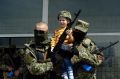 Злой чеченский сепаратист-террорист взял в заложники ребенка и собирается съесть его.