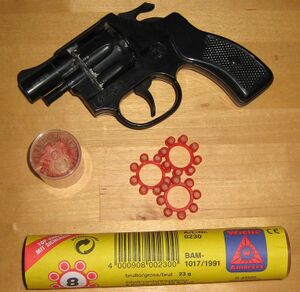 Wicke 8 Schuss Plastik Ringamorces 90er Jahre mit Olly Revolver.jpg