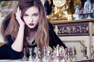 Beautiful-girl-playing-chess.jpg
