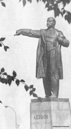 Lenin s palcem.jpg
