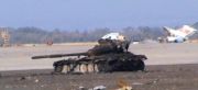 Пейзажи аэропорта. Российский (или украинский) танк Т-72
