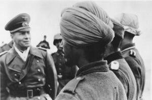 Bundesarchiv Bild 183-J16796, Rommel mit Soldaten der Legion Freies Indien.jpg