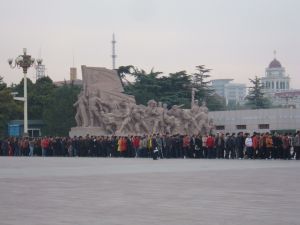 Mausoleum of Mao Zedong east sculpture and queue.JPG
